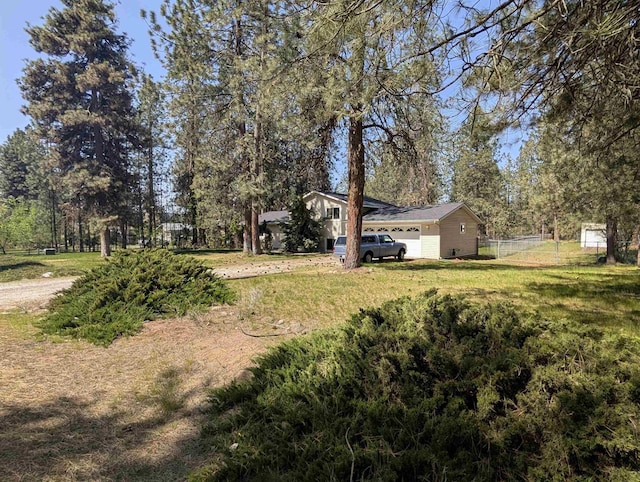 view of yard with driveway