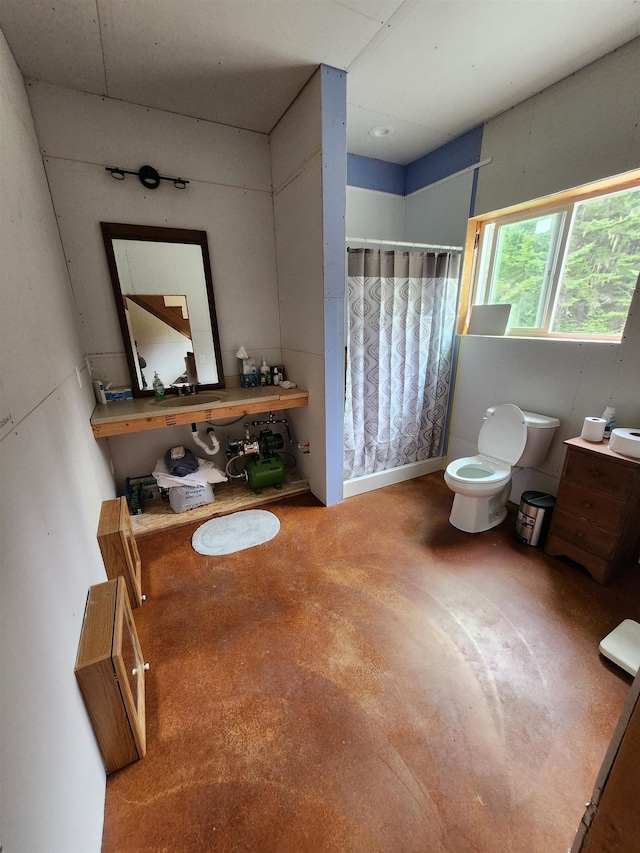 full bath with curtained shower and toilet