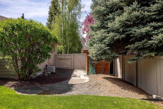 5123 E Lane Park Ct, Mead, WA 99021 - view of yard featuring a gate and fence
