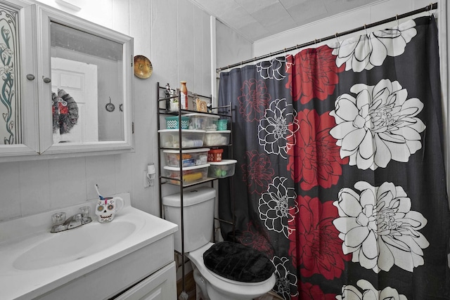 420 E Sanson Ave, Spokane, WA 99207 - bathroom featuring toilet, vanity, and curtained shower