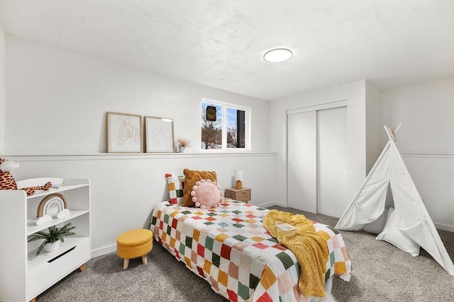 bedroom featuring carpet flooring and a closet