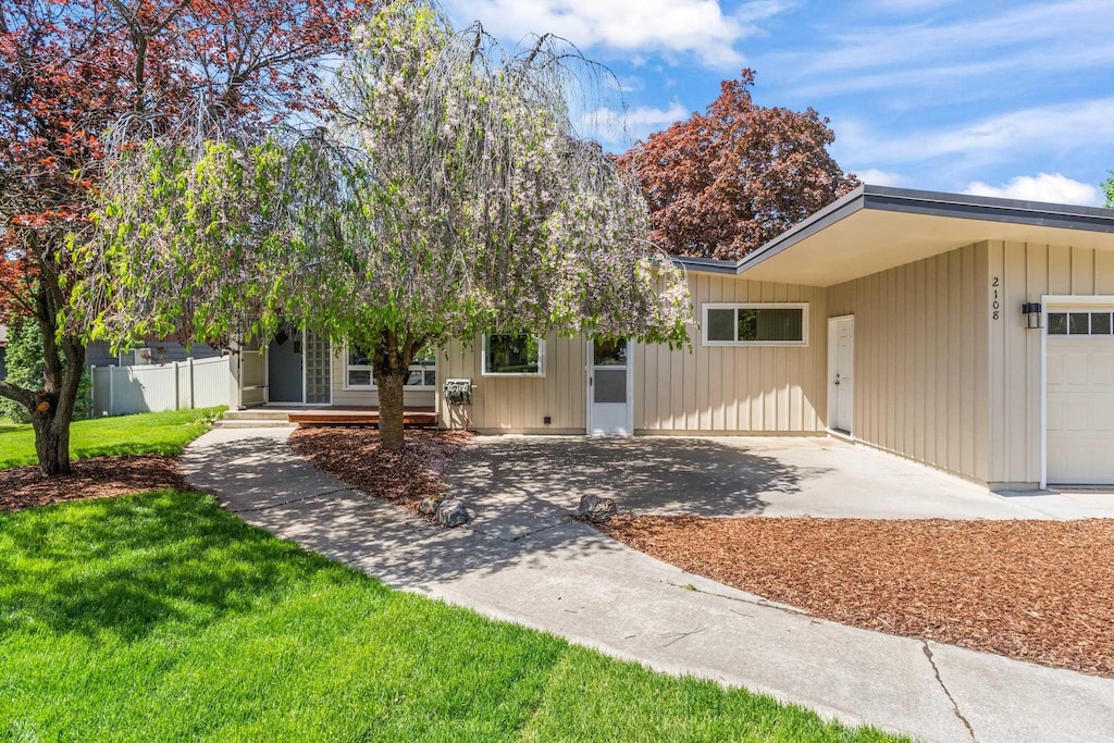 view of front of property featuring concrete driveway