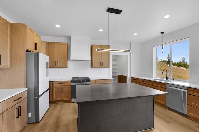 7025 E Beverly Ave, Spokane Valley, WA 99212 - kitchen with stainless steel appliances, a sink, light wood-style floors, premium range hood, and recessed lighting