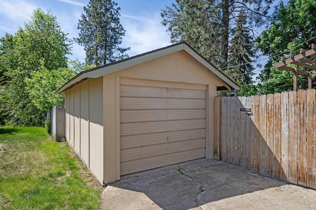 detached garage featuring concrete driveway