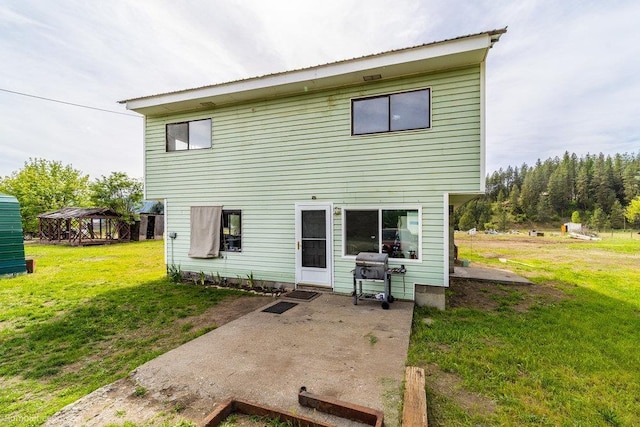 2243 Tyra Dr, Chewelah, WA 99109 - back of property featuring a yard and a patio