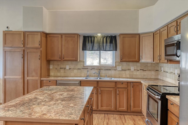 10812 N Fleetwood Ct, Spokane, WA 99208 - kitchen with appliances with stainless steel finishes, a sink, backsplash, and a center island