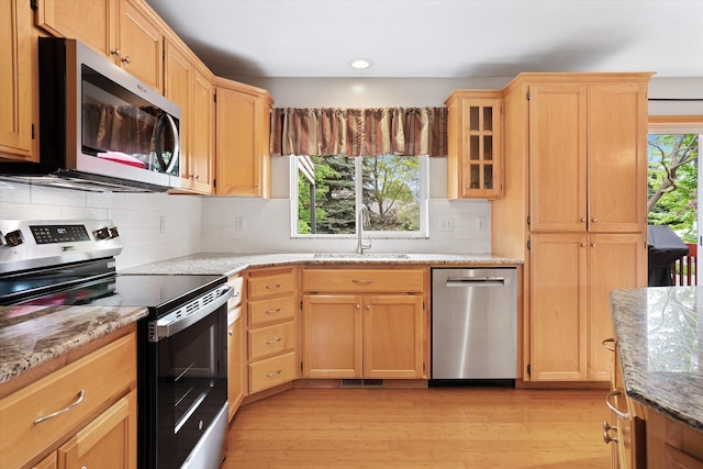 5229 S Altamont Ln, Spokane, WA 99223 - kitchen with stainless steel appliances, a sink, light wood-type flooring, recessed lighting, and decorative backsplash