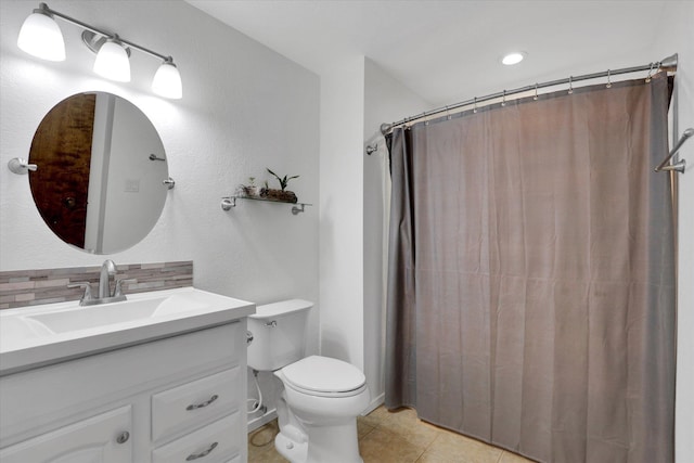 7101 N Greenwood Pl, Spokane, WA 99208 - full bath featuring tasteful backsplash, tile patterned flooring, vanity, toilet, and a shower with curtain