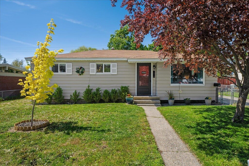 7015 N Howard St, Spokane, WA 99208 - view of front of home featuring a gate