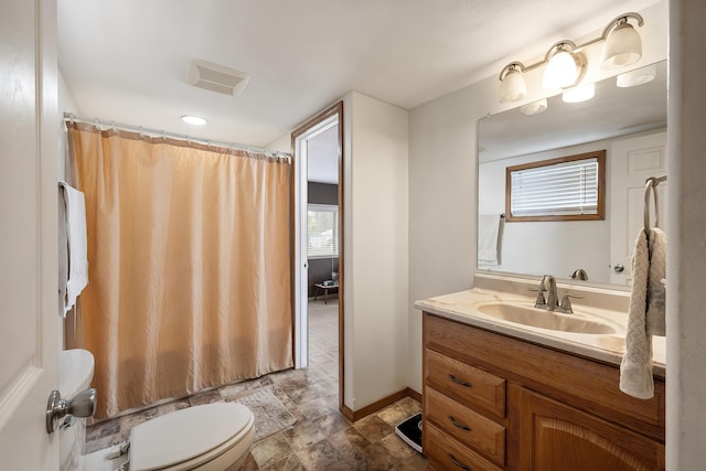 full bathroom with vanity, toilet, a shower with curtain, recessed lighting, and baseboards