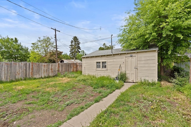 2212 W Gardner Ave, Spokane, WA 99201 - view of yard with fence and an outbuilding