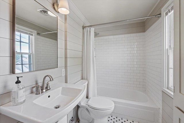 1421 N Sunderland Rd, Spokane Valley, WA 99206 - bathroom featuring a sink, shower / tub combo with curtain, toilet, and crown molding
