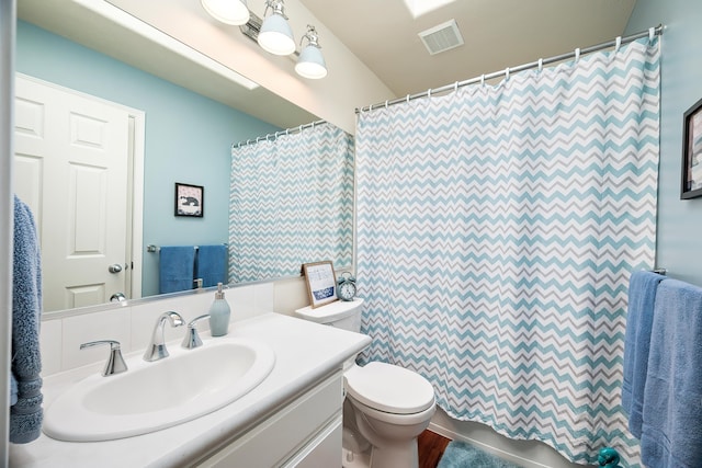 full bath featuring toilet, vanity, and a shower with shower curtain