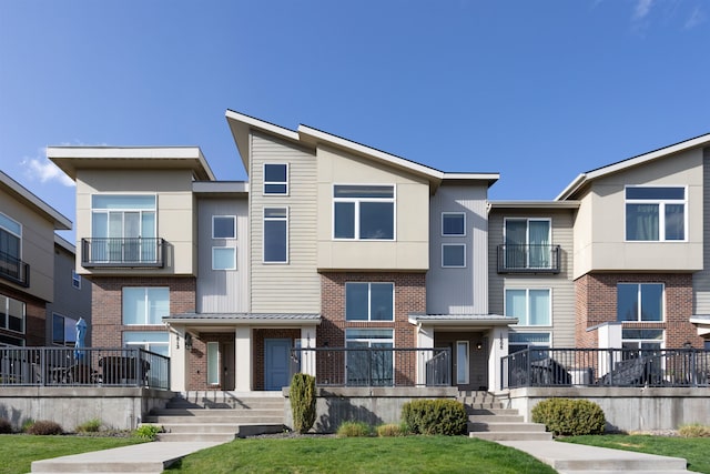 1810 W Summit Pkwy, Spokane, WA 99201 - view of front facade featuring brick siding and a front yard