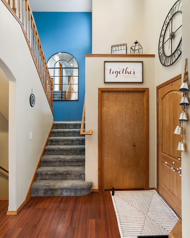 6482 Lakeview Dr, Nine Mile Falls, WA 99026 - entrance foyer featuring stairway, arched walkways, wood finished floors, baseboards, and a high ceiling