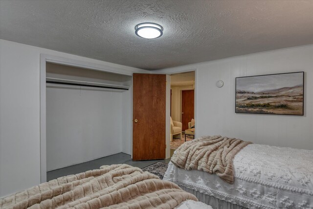 10228 N Whitworth Dr, Spokane, WA 99218 - bedroom featuring a closet, finished concrete floors, and a textured ceiling