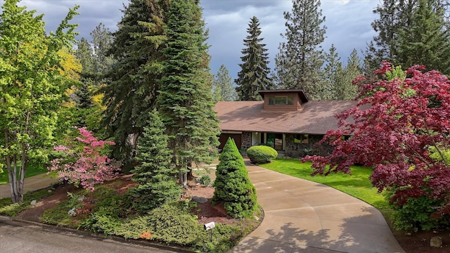 8410 E Columbia Park Dr, Spokane, WA 99212 - view of front of property featuring a front lawn and concrete driveway