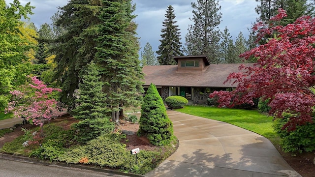 8410 E Columbia Park Dr, Spokane, WA 99212 - view of front of home with a front lawn and concrete driveway