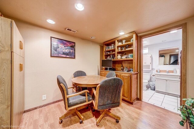 203 N Mcdonald Rd, Spokane, WA 99216 - dining room with light wood finished floors, recessed lighting, and baseboards