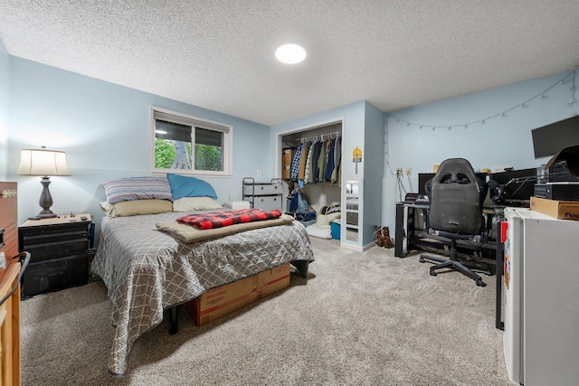 11010 E 28th Ave, Spokane, WA 99206 - carpeted bedroom featuring a desk, a closet, and a textured ceiling