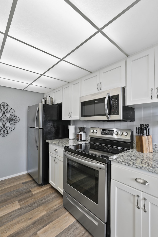 5303 N Argonne Ln Unit 13, Spokane, WA 99212 - kitchen with stainless steel appliances, white cabinetry, dark wood-style flooring, and baseboards