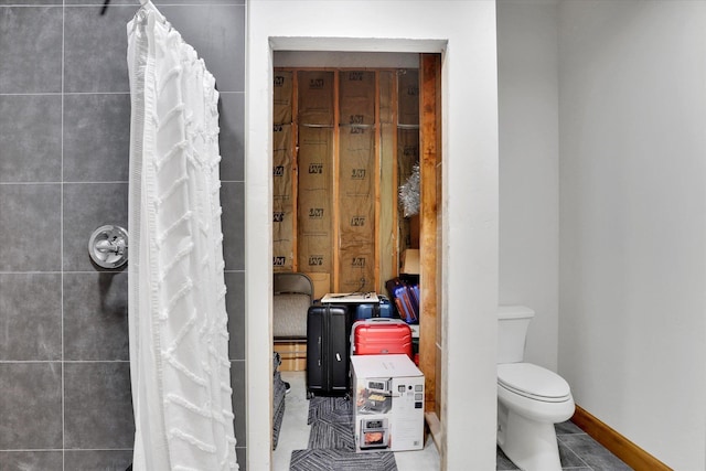39980 Lake Summit Dr, Loon Lake, WA 99148 - bathroom featuring toilet and a shower with curtain