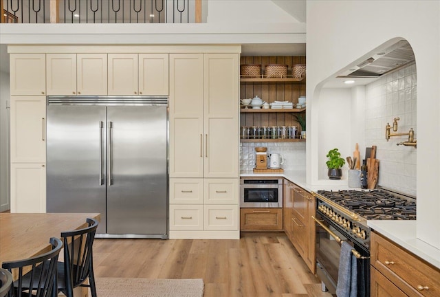 23114 W Mcfarlane Rd, Medical Lake, WA 99022 - kitchen featuring premium appliances, backsplash, light wood-style floors, and light countertops