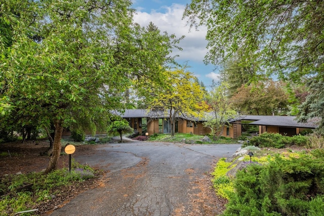 12515 E Apache Pass Rd, Spokane, WA 99206 - view of front facade featuring asphalt driveway