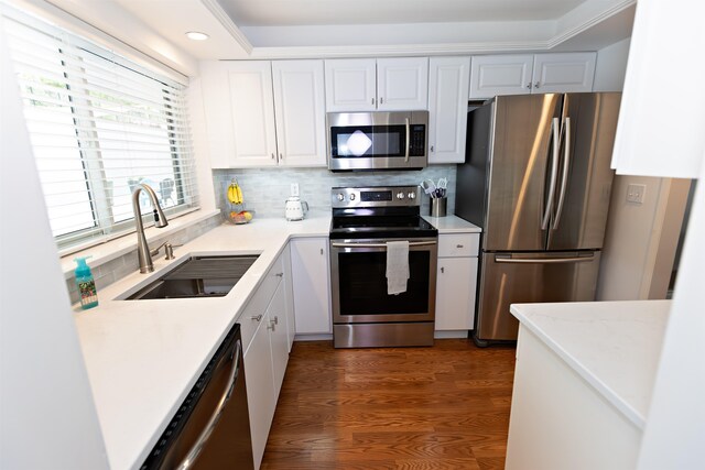 136 E Rockwood Blvd Unit 201, Spokane, WA 99202 - kitchen featuring stainless steel appliances, a sink, dark wood-type flooring, tasteful backsplash, and light countertops