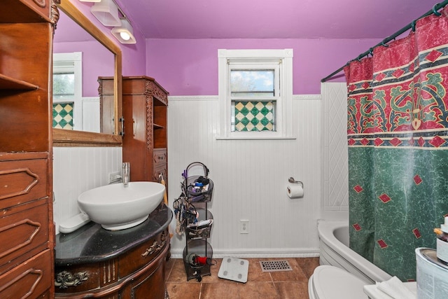 802 10th St, Davenport, WA 99122 - full bath with wainscoting, vanity, baseboards, shower / tub combo with curtain, and toilet