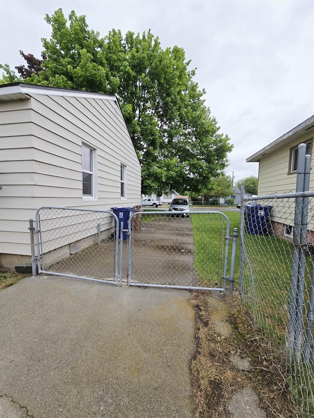 1304 E Hoffman Ave, Spokane, WA 99207 - view of yard with a gate