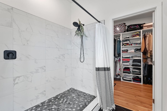 311 N Christensen Rd, Medical Lake, WA 99022 - full bath featuring tiled shower, a walk in closet, and wood finished floors