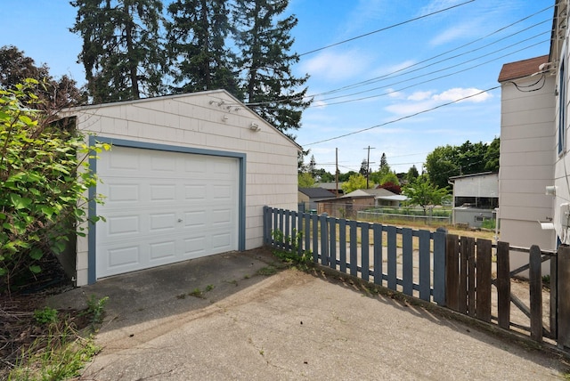 3215 W Longfellow Ave, Spokane, WA 99205 - detached garage featuring driveway
