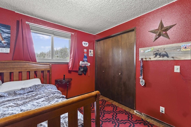 15906 N Forker Rd, Spokane, WA 99217 - bedroom featuring a textured ceiling, wood finished floors, and a closet
