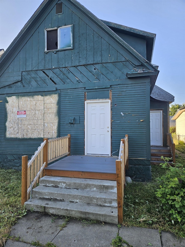 2524 W Dean Ave, Spokane, WA 99202 - back of house featuring board and batten siding