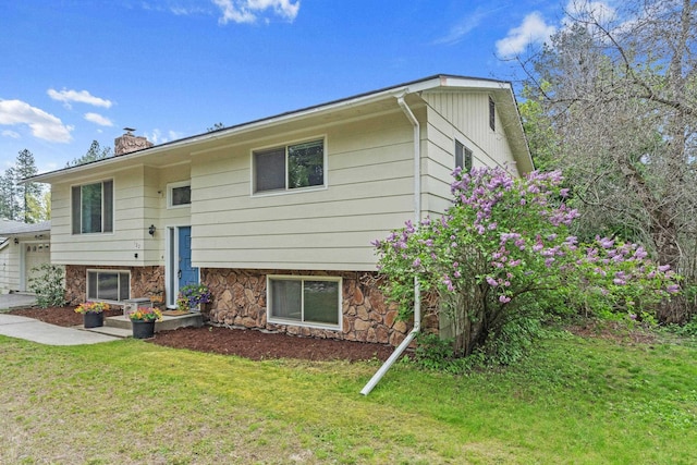 122 E Circle Dr, Newport, WA 99156 - bi-level home with a chimney and a front yard