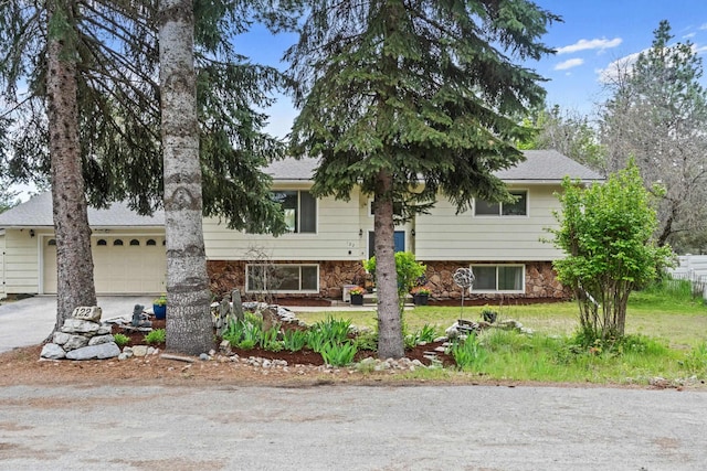 122 E Circle Dr, Newport, WA 99156 - split foyer home with driveway, stone siding, and roof with shingles