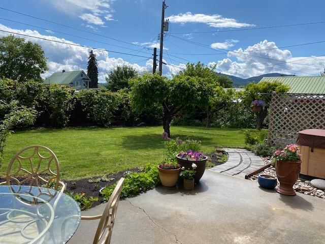 536 E 1st Ave, Colville, WA 99114 - view of green lawn with a patio area
