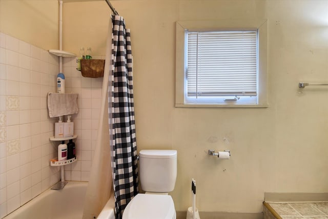 918 E Baldwin Ave, Spokane, WA 99207 - bathroom featuring toilet and shower / bath combination with curtain