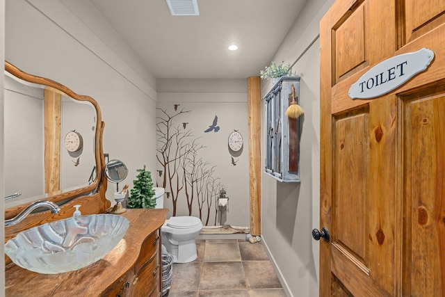 33905 Winterwood Ln Unit E, Davenport, WA 99122 - bathroom featuring toilet, vanity, baseboards, and recessed lighting