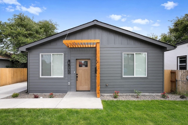 2424 N Addison St, Spokane, WA 99207 - view of front facade featuring board and batten siding