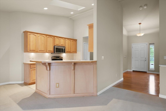 858 S Shelley Lake Ln, Spokane Valley, WA 99037 - kitchen with appliances with stainless steel finishes, high vaulted ceiling, light carpet, baseboards, and backsplash