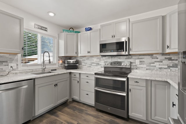 2924 N Smith St, Spokane, WA 99207 - kitchen featuring stainless steel appliances, a sink, tasteful backsplash, dark wood finished floors, and recessed lighting