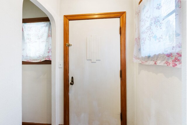 106 E 29th Avenue Corner Of 29Th & Tekoa - Entry & Garage On Tekoa, Spokane, WA 99203 - hallway featuring arched walkways