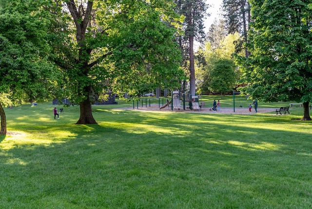 918 W 18th Ave, Spokane, WA 99203 - view of home's community with a lawn