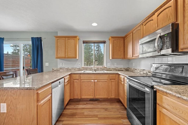 6831 N Cambridge Ln, Spokane, WA 99208 - kitchen with stainless steel appliances, a sink, a peninsula, plenty of natural light, and recessed lighting