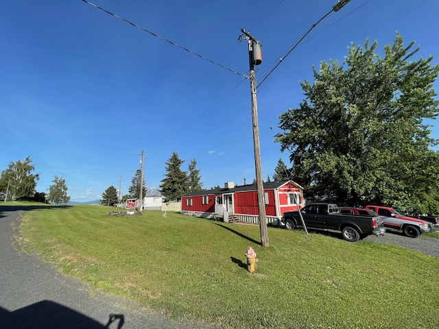manufactured / mobile home with a front yard