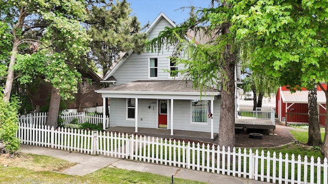 436 N Washington St, Tekoa, WA 99033 - view of front facade with covered porch, a shingled roof, and a fenced front yard