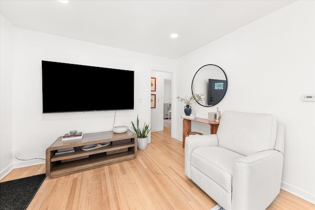 524 E Garland Ave, Spokane, WA 99207 - sitting room featuring light wood finished floors, baseboards, and recessed lighting