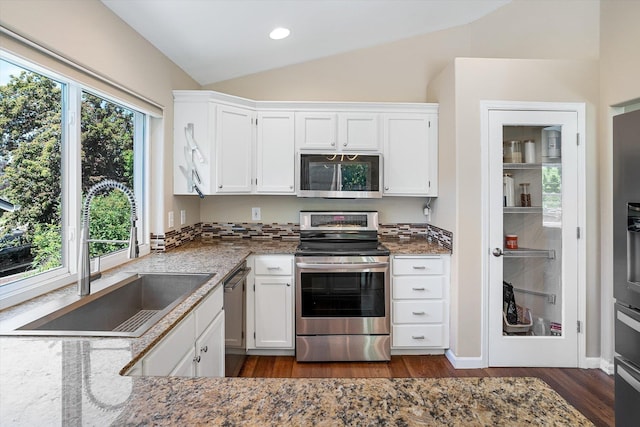 1725 N Mcmillan Ln, Spokane Valley, WA 99016 - kitchen with appliances with stainless steel finishes, a sink, vaulted ceiling, dark wood finished floors, and white cabinetry